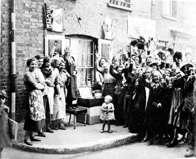 Jubiläumsdekoration im East End, 12. Mai 1935 von English Photographer